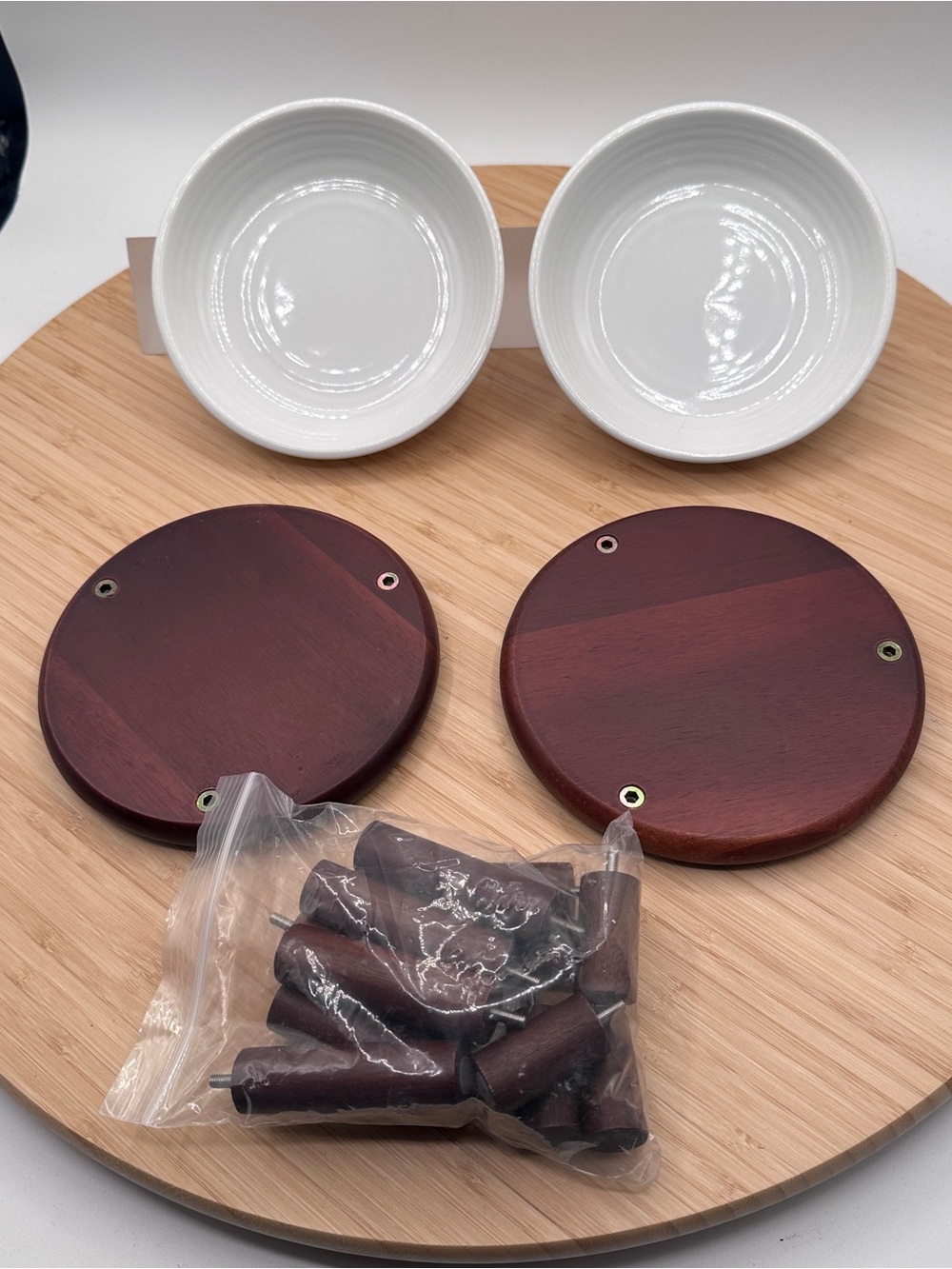 Set of two elevated bowls for cats on two adjustable heights on acacia platform - Picture 12 of 16